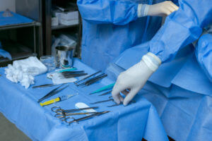Male surgeons perform surgery in operating room
